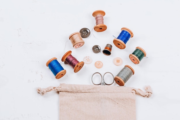 Set de unelte pentru broderie pe masă din lemn